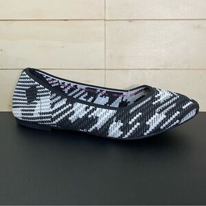 Skechers Memory Foam Cleo Flats Women's Size 8 Shoes Black White Knit 158262